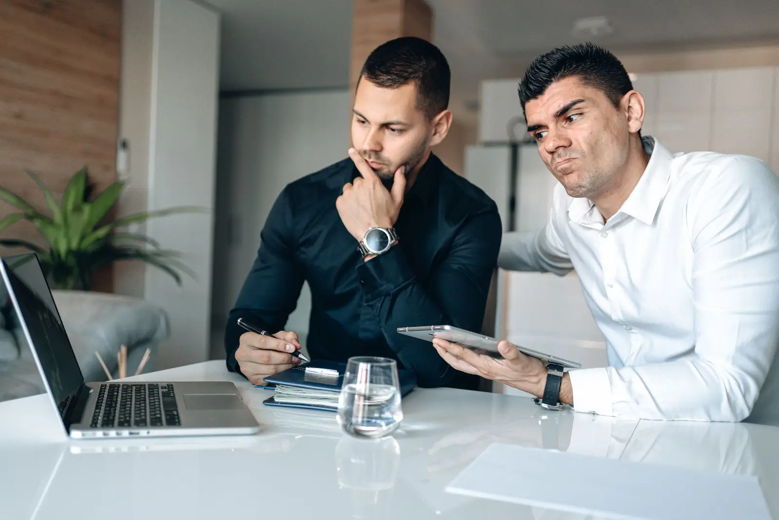 Two colleagues in a serious discussion