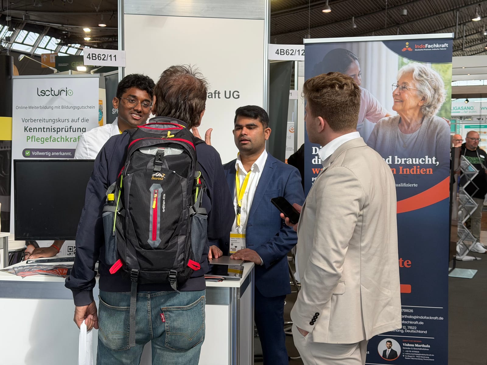 Besucher im Gespräch am IndoFachkraft-Stand auf der Pflege Plus 2026